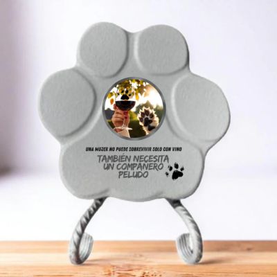 "Huella de piedra decorativa personalizada en color gris pequeño sobre soporte, con una imagen que muestra una pata de perro y una mano humana sosteniendo una copa de vino, acompañada de la frase Una mujer no puede sobrevivir solo con vino.