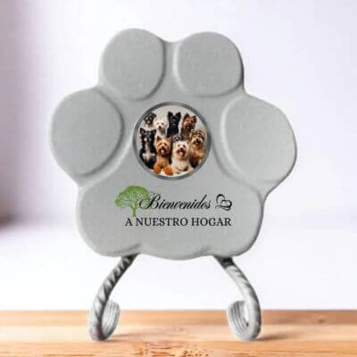 Huella de piedra pequeño gris con soporte, personalizada con foto y frase “No son mis mascotas, son mis bebés” — un regalo especial para tu mascota.