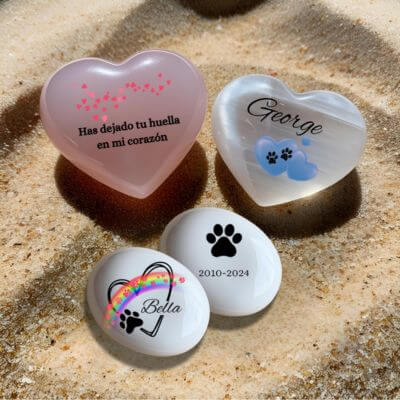 Colección de recuerdos personalizados para mascotas: dos corazones y dos guijarros de cristal con huellas, nombres y fechas. Regalos conmovedores para honrar a perros y gatos fallecidos.