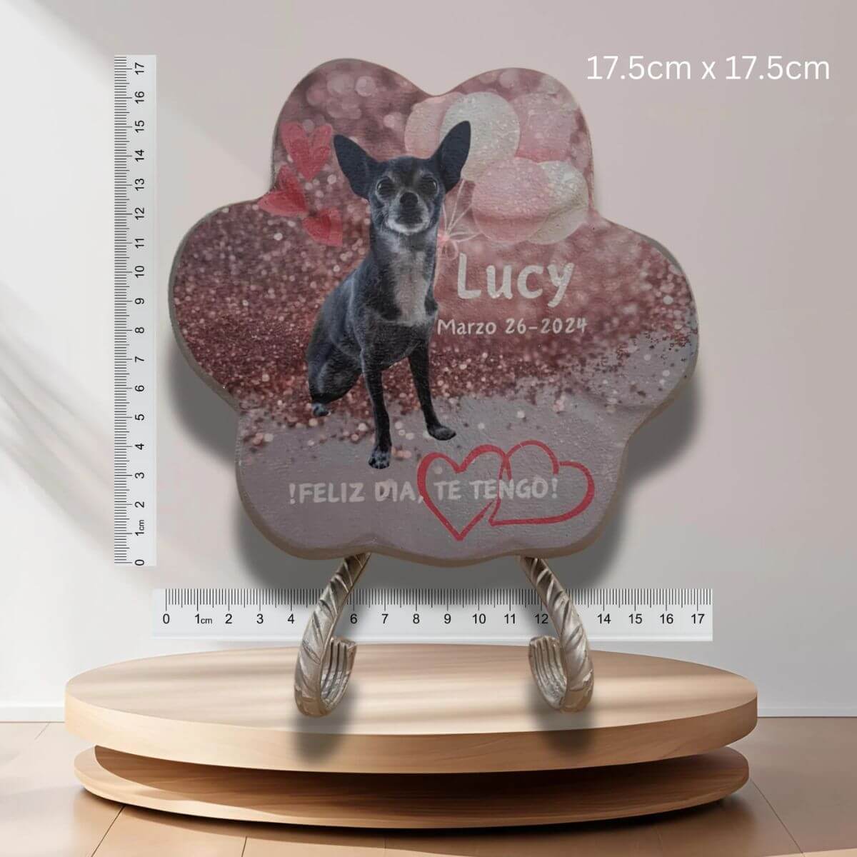 Imagen de la huella de piedra personalizada junto a una cinta métrica, mostrando las dimensiones exactas del producto.