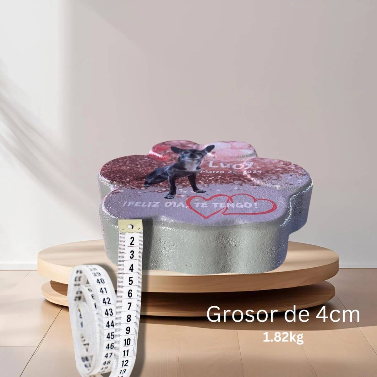 Imagen de la huella de piedra personalizada acostada, mostrando su grosor y detalles del grabado.