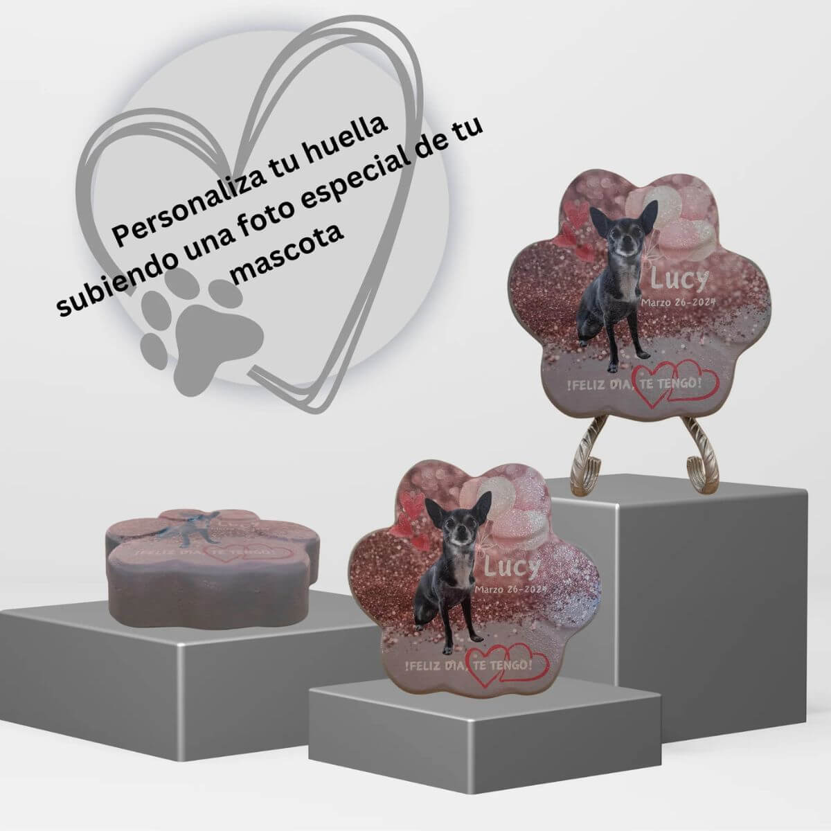 Imagen de la huella de piedra personalizada mostrada en diferentes posiciones: sobre el soporte, de pie sin soporte y acostada.