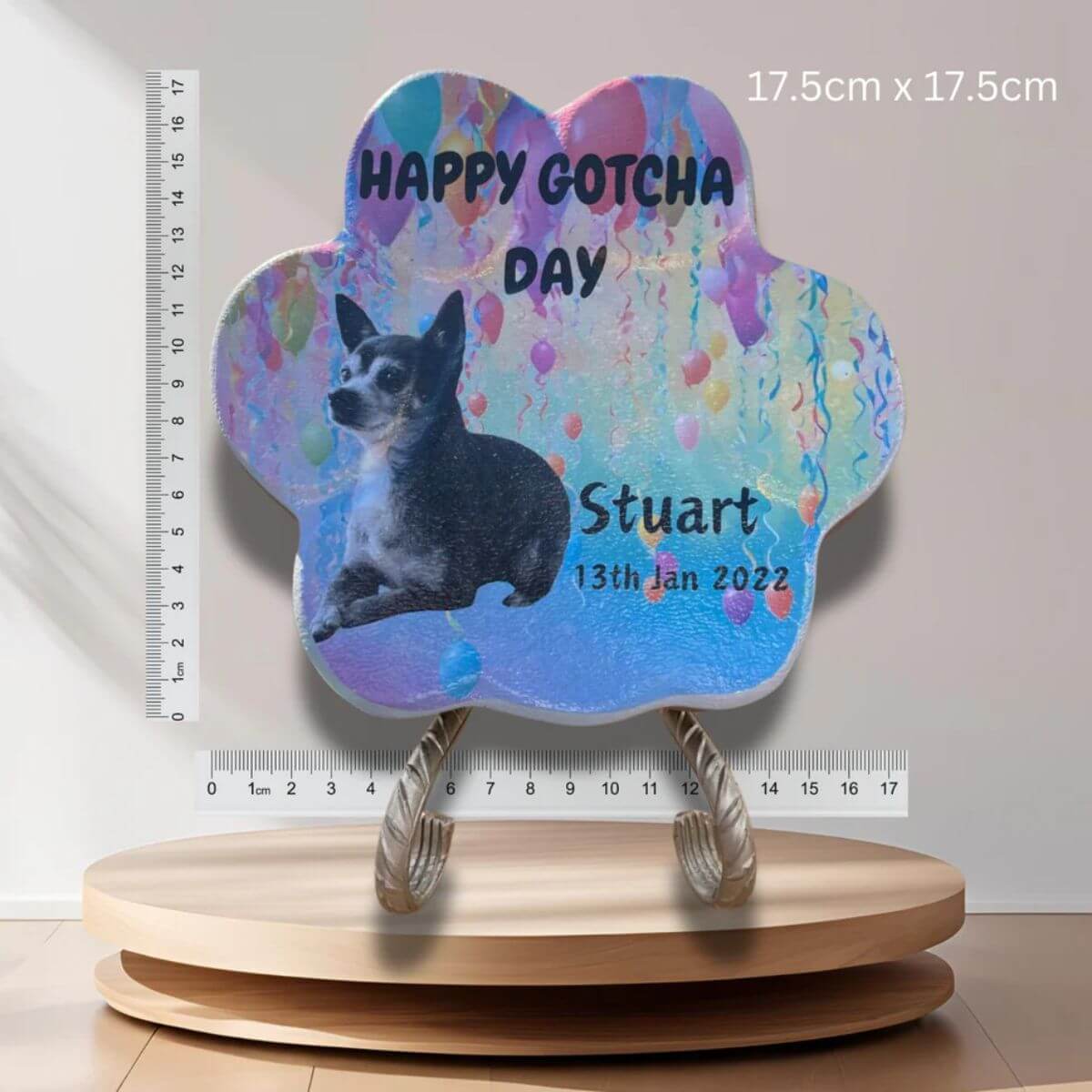 Imagen de la huella de piedra personalizada junto a una cinta métrica, mostrando las dimensiones exactas del producto, ideal como regalo para amantes de las mascotas.

