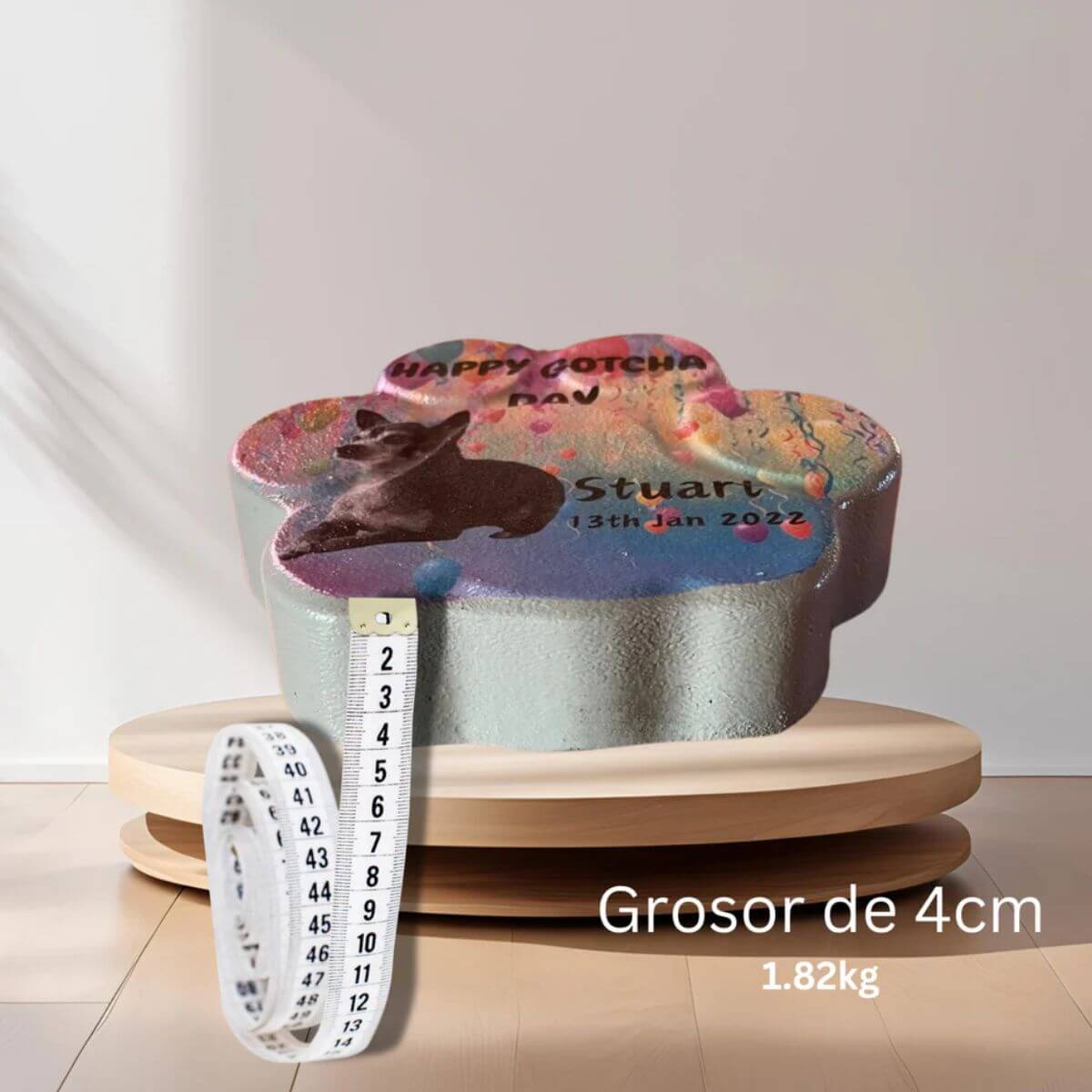 Imagen de la huella de piedra personalizada acostada, mostrando su grosor, detalles del grabado y perfecta como regalo para amantes de las mascotas.

