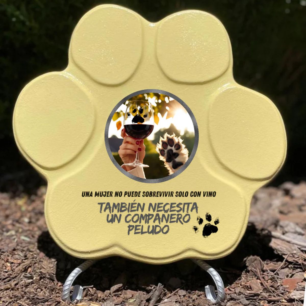 Placa divertida con frase sobre vino y perros, forma de huella grande, color amarillo, con soporte


