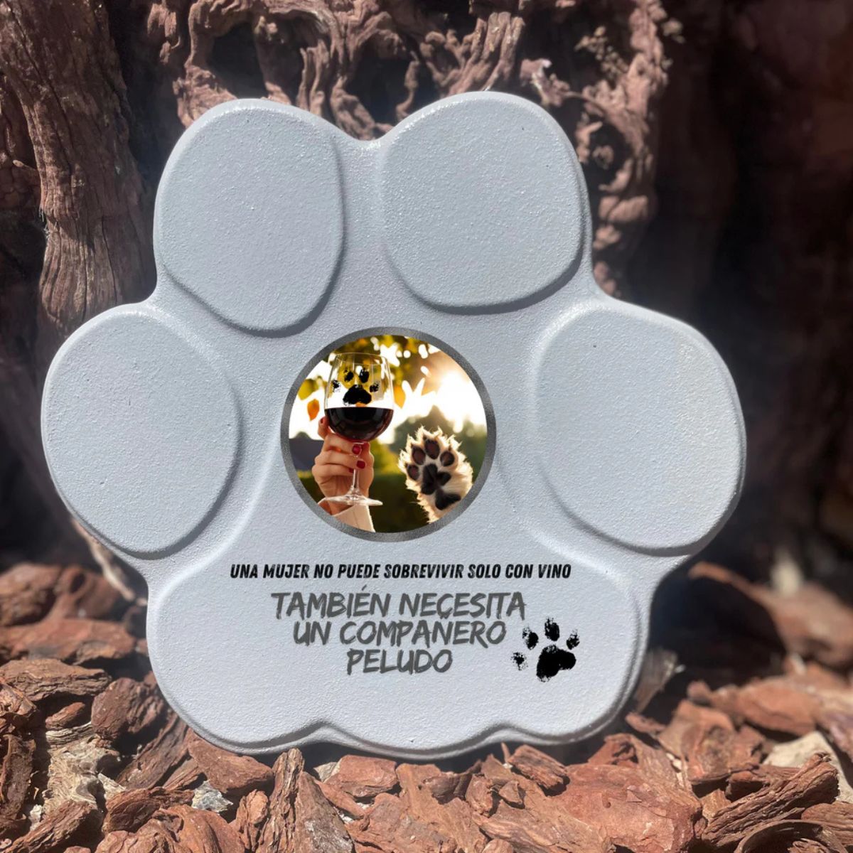 Placa divertida con frase sobre vino y perros, forma de huella mediana, color gris, sin soporte