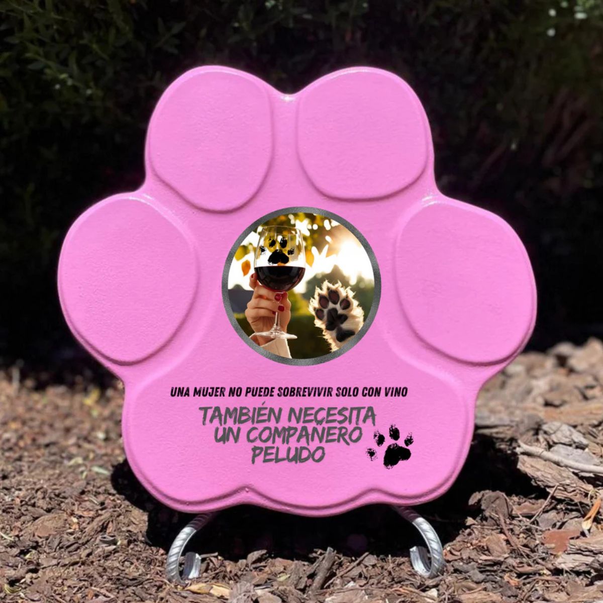 Placa divertida con frase sobre vino y perros, forma de huella mediana, color rosa, con soporte