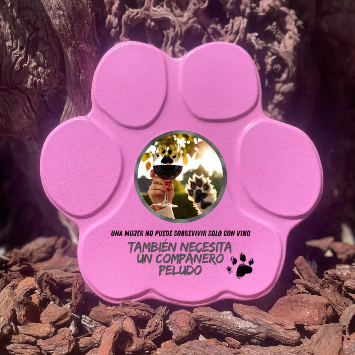 Placa divertida con frase sobre vino y perros, forma de huella mediana, color rosa, sin soporte