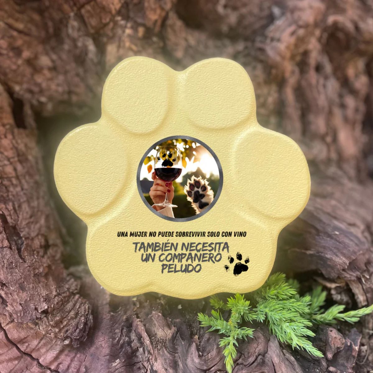 Placa divertida con frase sobre vino y perros, forma de huella pequeña, color amarillo, sin soporte