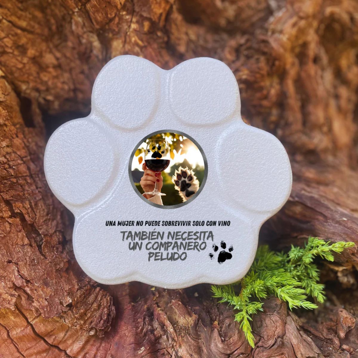 Placa divertida con frase sobre vino y perros, forma de huella pequeña, color gris, sin soporte