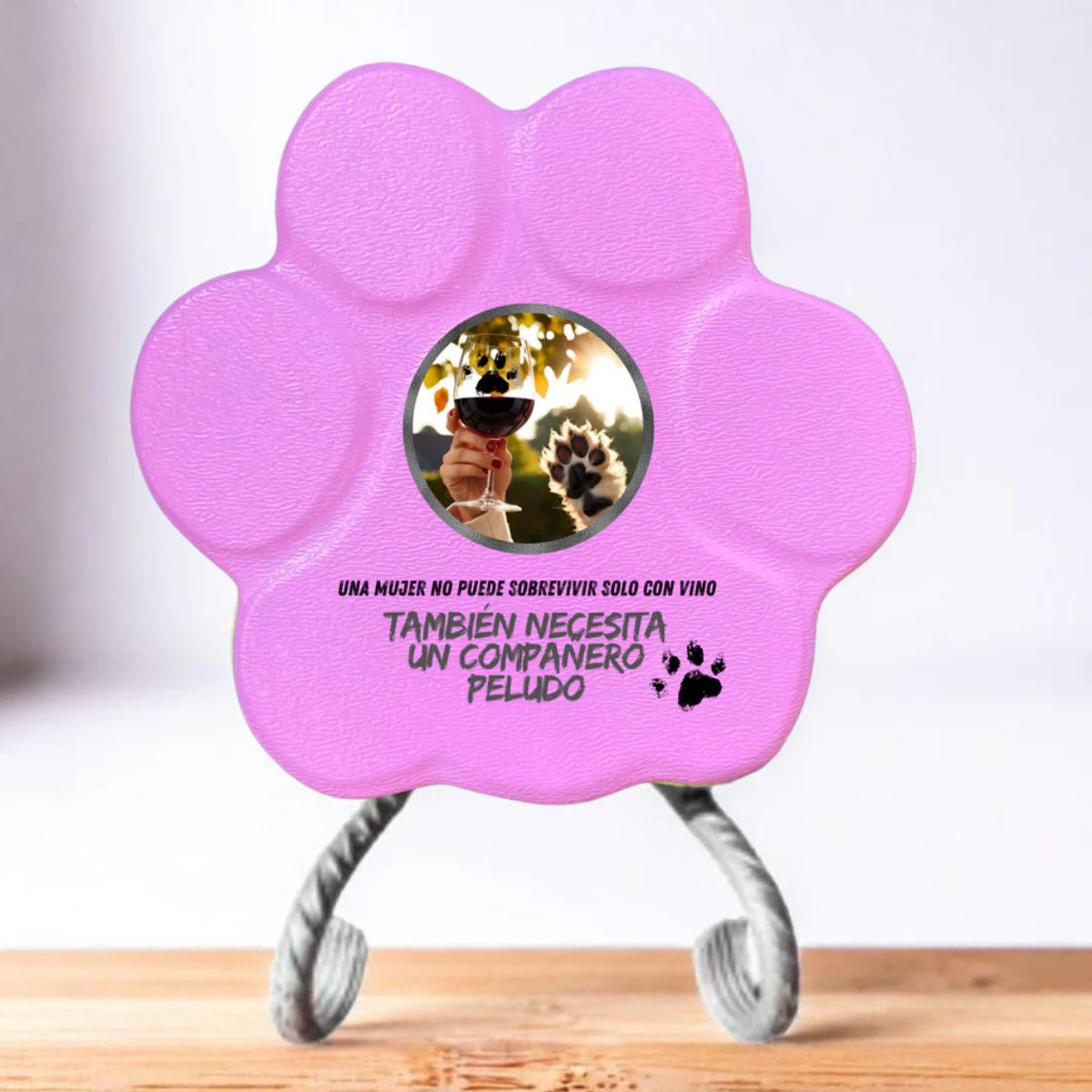 Placa divertida con frase sobre vino y perros, forma de huella pequeña, color rosa, con soporte