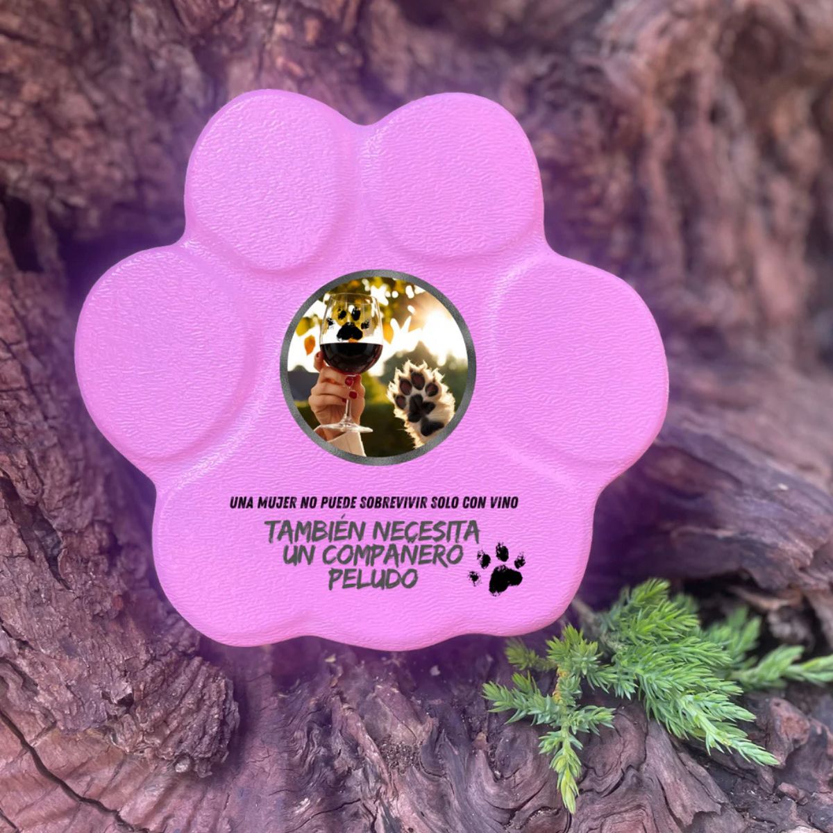 Placa divertida con frase sobre vino y perros, forma de huella pequeña, color rosa, sin soporte