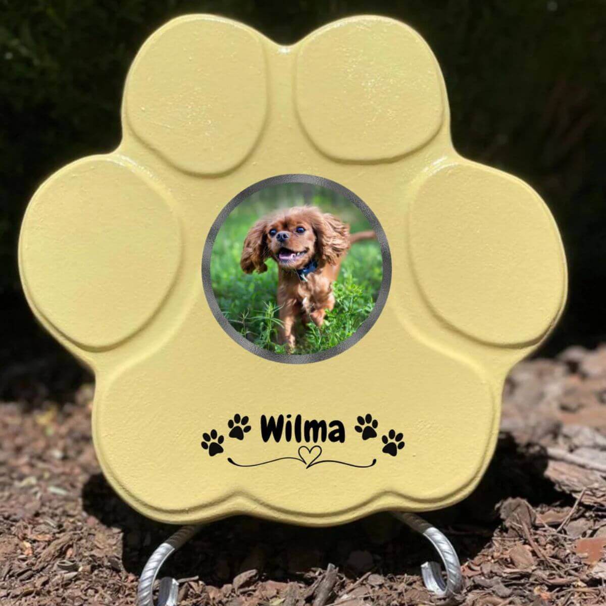 Lápida grande amarilla con soporte, con foto de mascota, corazon y huellas