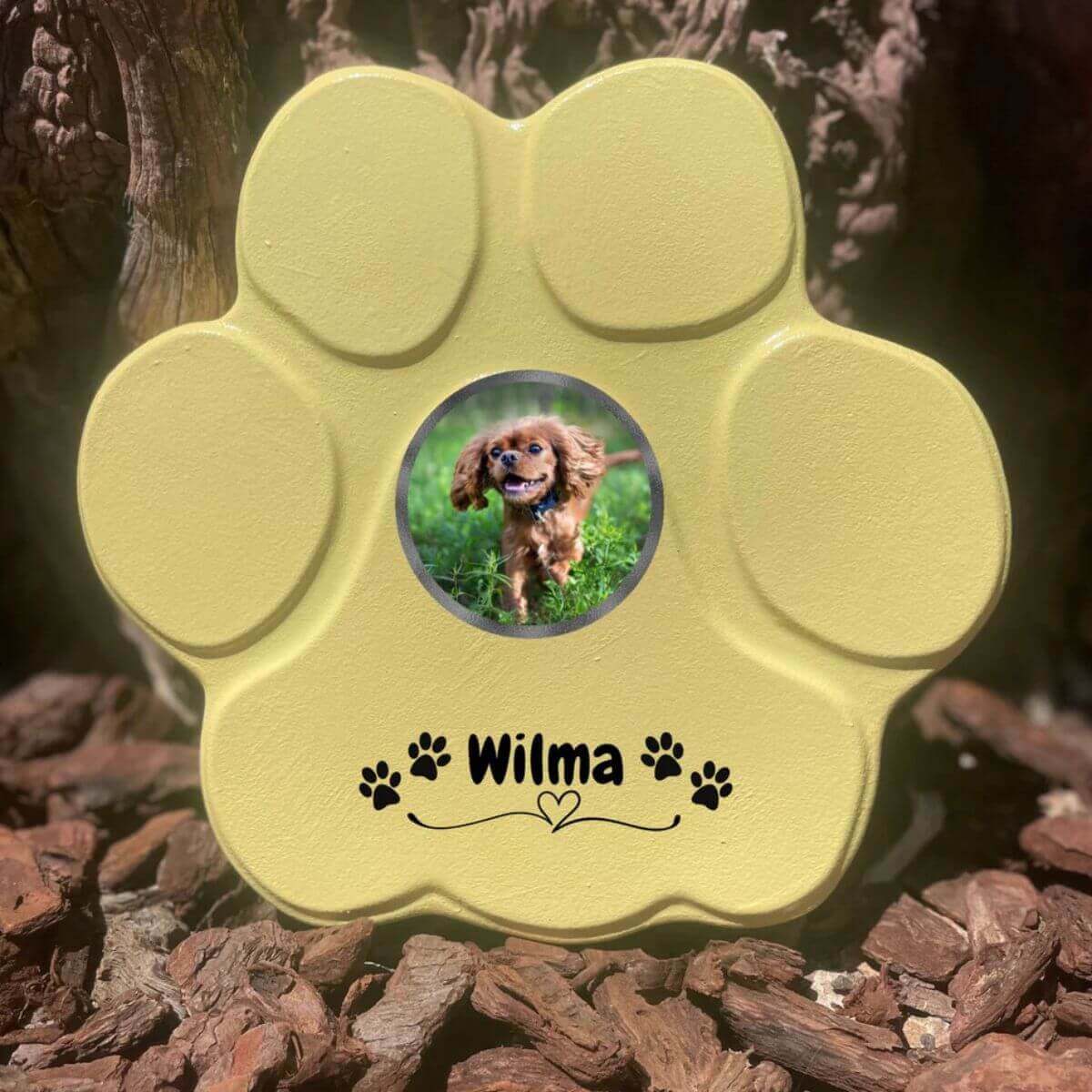 Piedra amarilla mediana sin soporte, foto de mascota y nombre – diseño con huellas y corazon