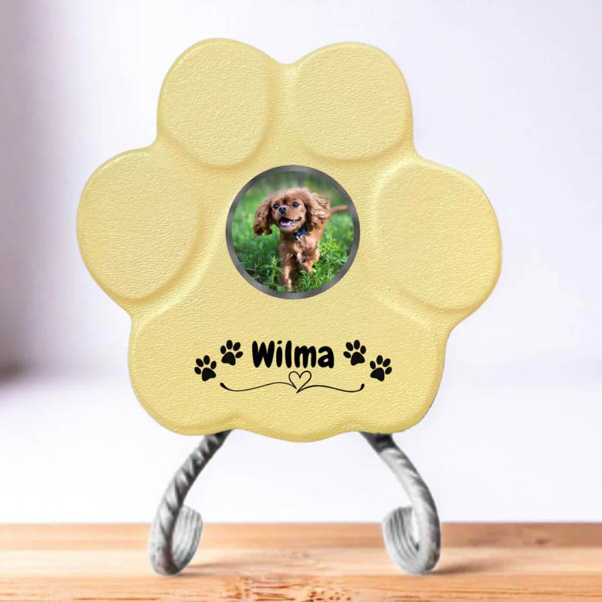 Piedra conmemorativa amarilla con soporte, personalizada con foto, patitas y nombres