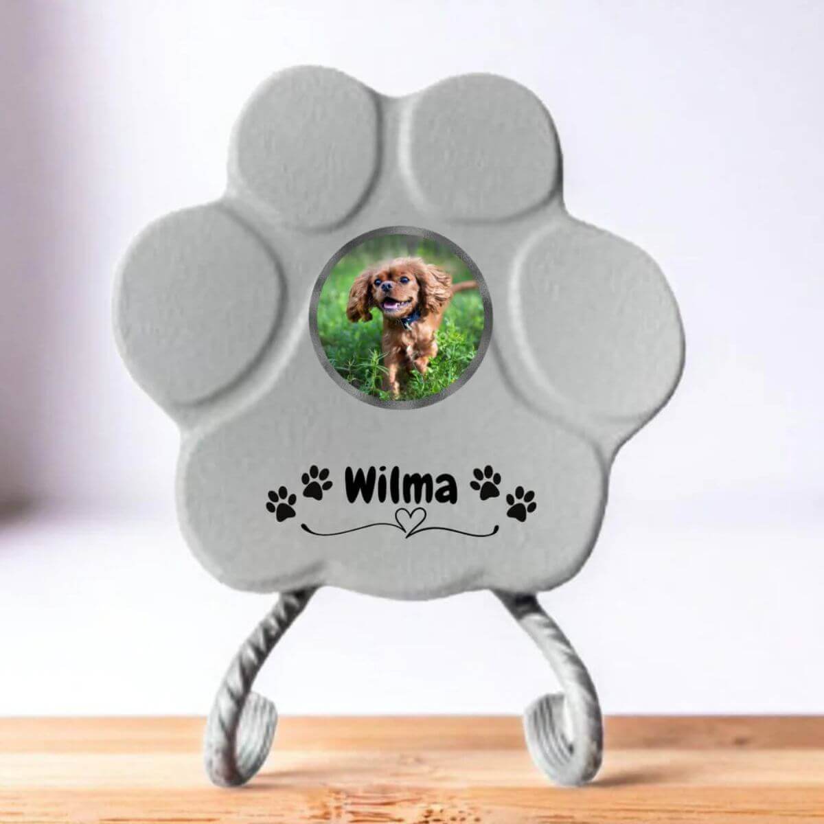 Huella de piedra gris pequeña con soporte, foto de mascota y nombres grabados – diseño artesanal