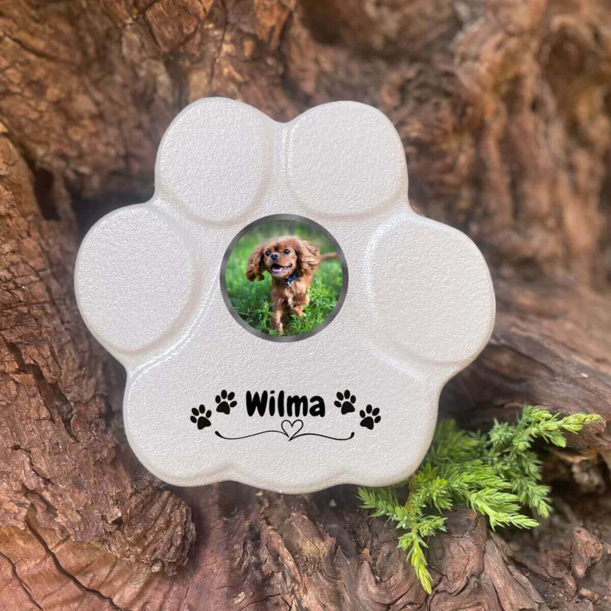 Lápida gris pequeña sin soporte con foto, nombres, corazones y huellas – recuerdo personalizado
