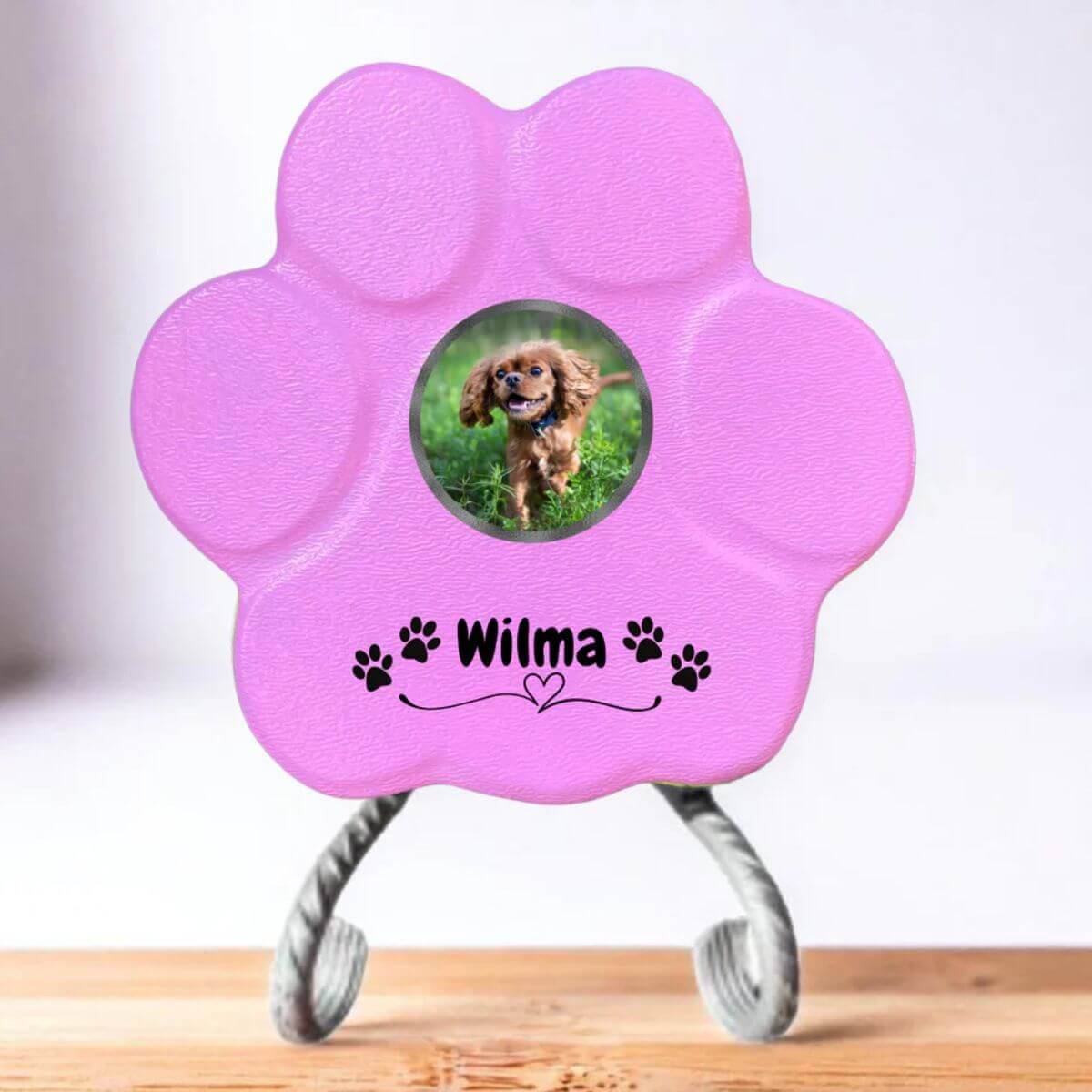Lápida rosa pequeña con soporte, con huellas y dedicatoria personalizada en piedra