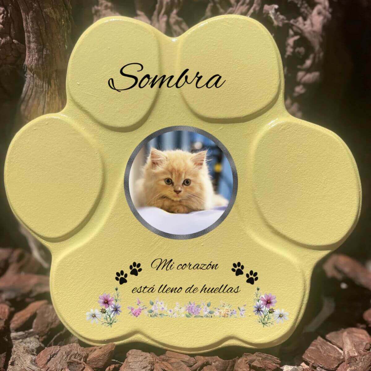 Lápida con forma de huella de piedra personalizada en amarillo tamaño grande, sin soporte. Incluye ejemplo con la foto de tu gato, su nombre y un Mensaje. Un recuerdo único y emotivo para honrar su memoria.

