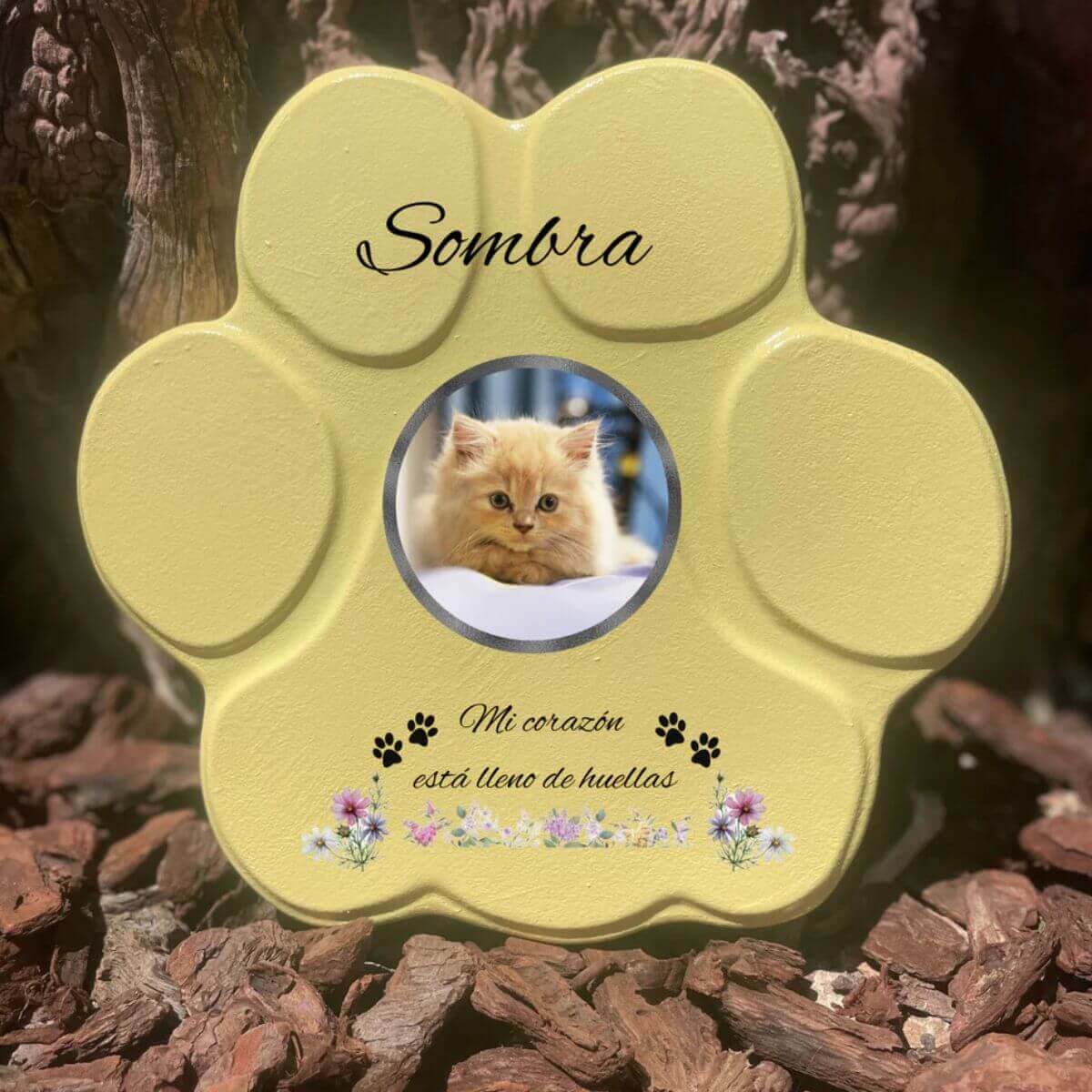 Lápida con forma de huella de piedra personalizada en amarillo tamaño mediano, sin soporte. Incluye ejemplo con la foto de tu gato, su nombre y un Mensaje. Un recuerdo único y emotivo para honrar su memoria.