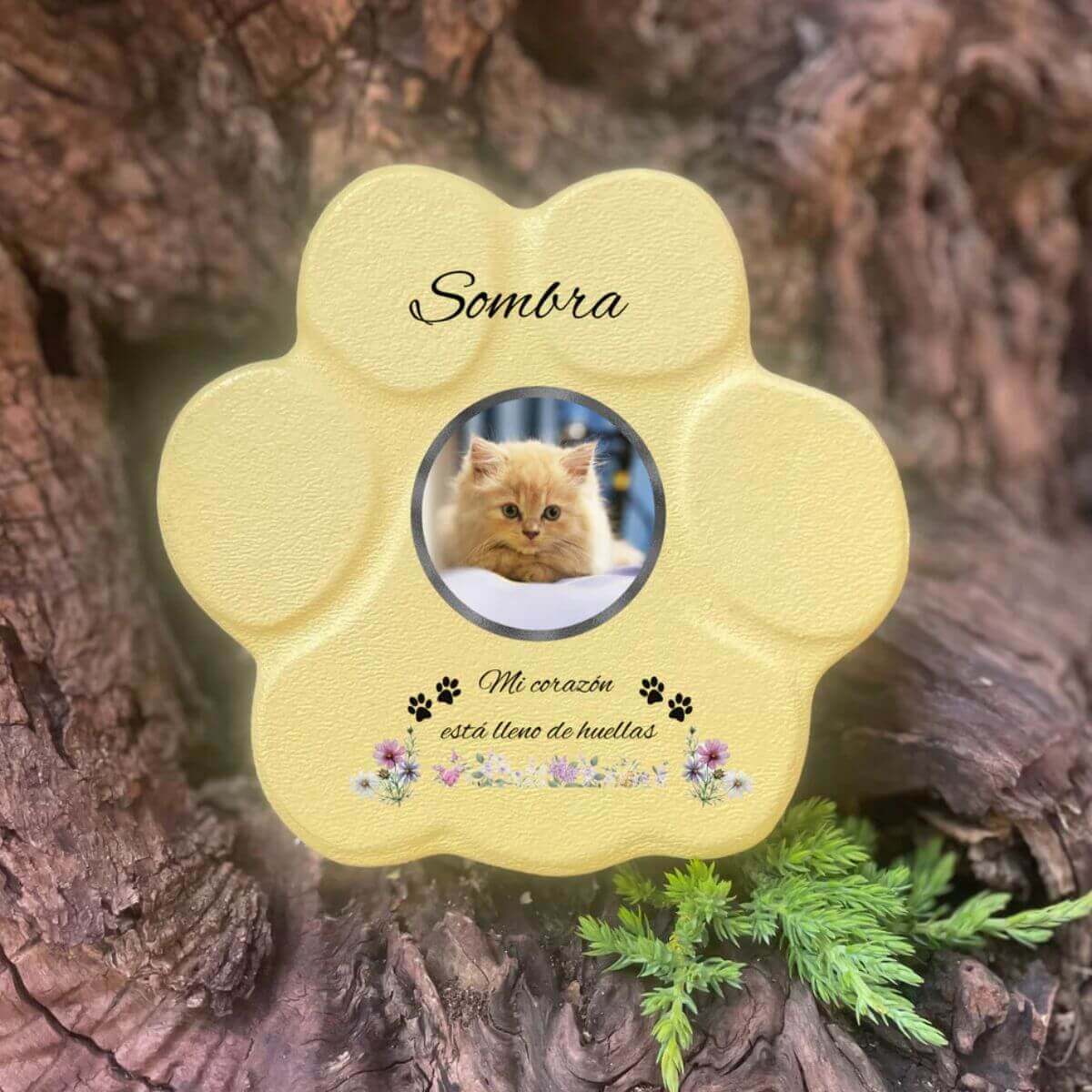 Lápida con forma de huella de piedra personalizada en amarillo tamaño pequeno, sin soporte. Incluye ejemplo con la foto de tu gato, su nombre y un Mensaje. Un recuerdo único y emotivo para honrar su memoria.