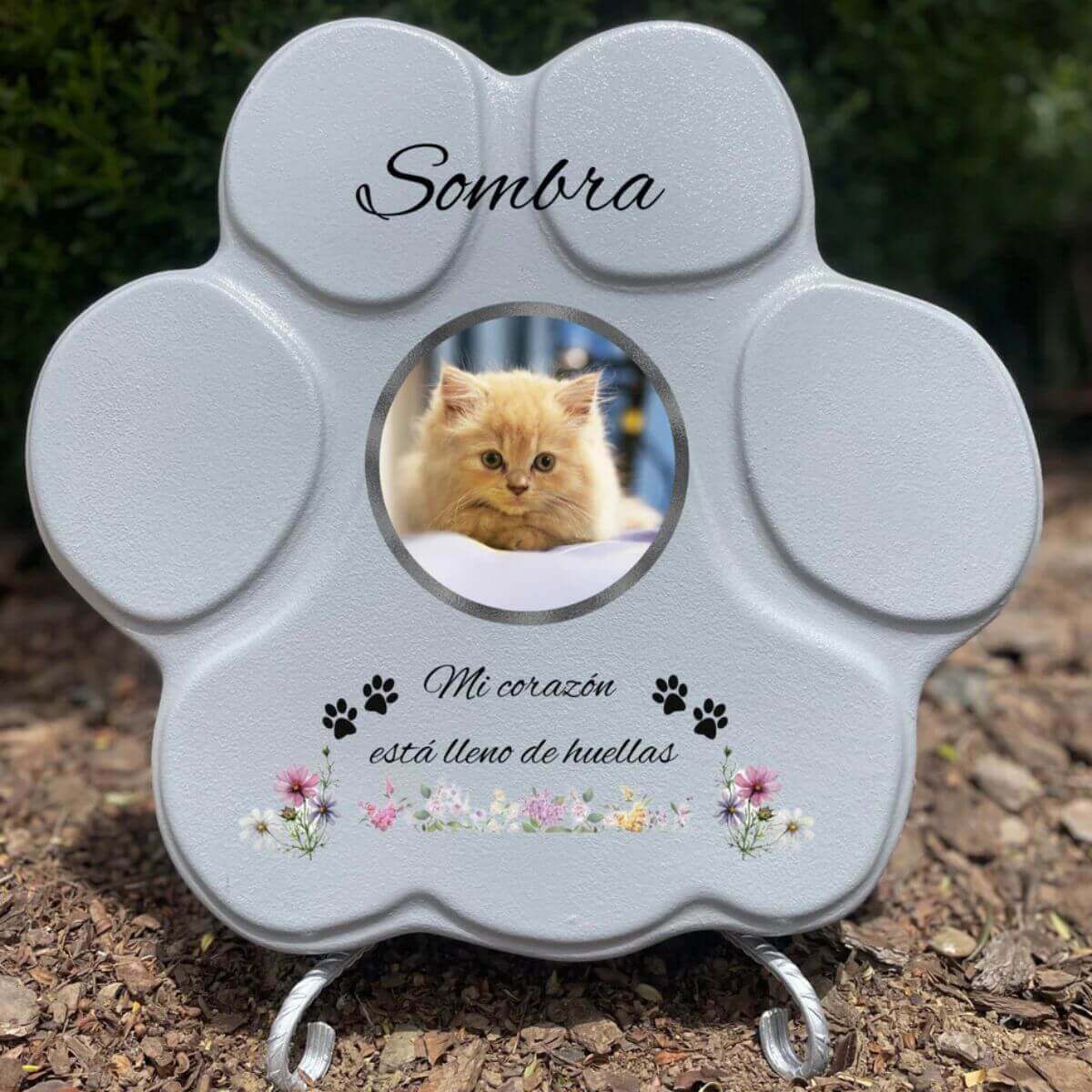 Lápida con forma de huella de piedra personalizada en gris tamaño grande, con soporte. Incluye ejemplo con la foto de tu gato, su nombre y un Mensaje. Un recuerdo único y emotivo para honrar su memoria.

