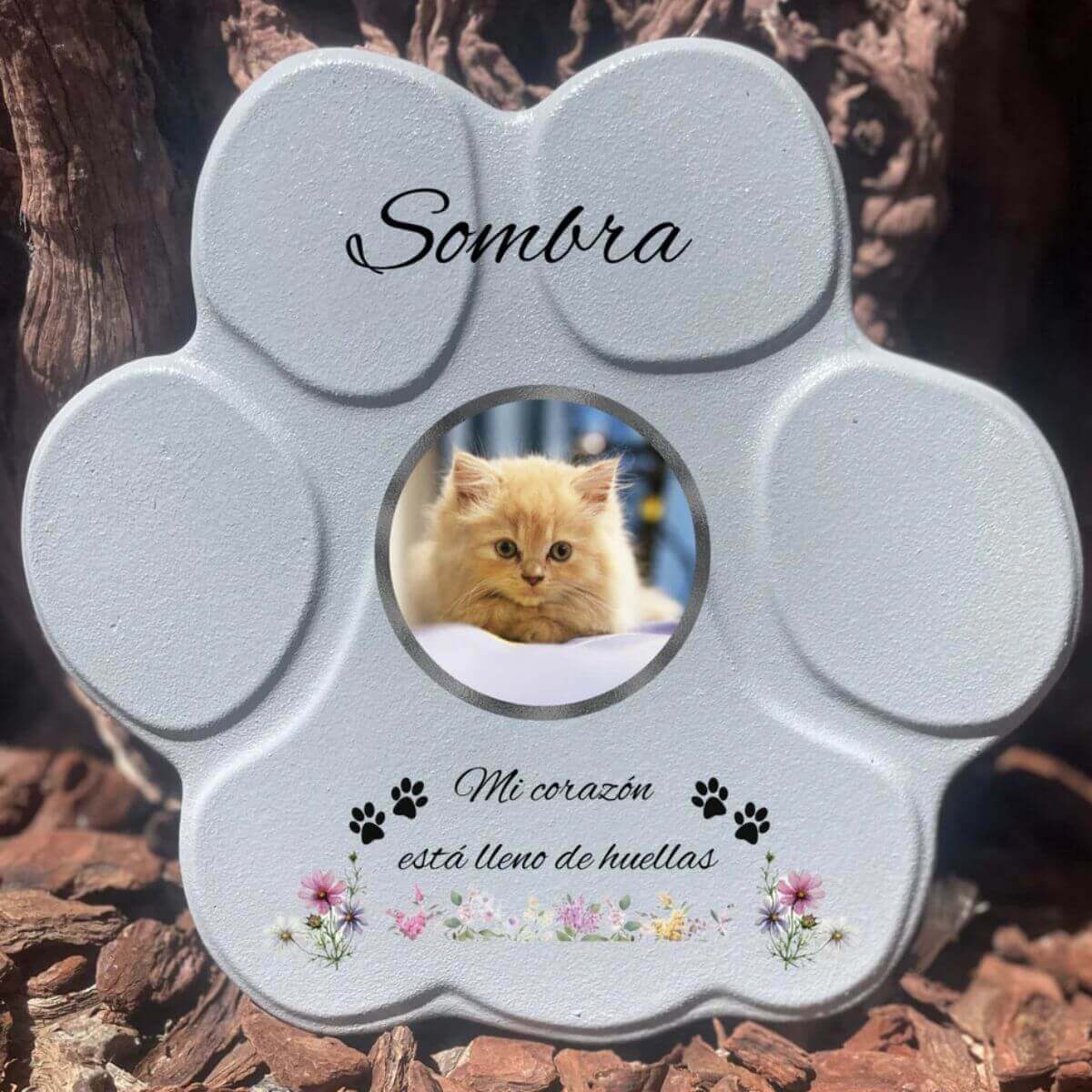 Lápida con forma de huella de piedra personalizada en gris tamaño grande, sin soporte. Incluye ejemplo con la foto de tu gato, su nombre y un Mensaje. Un recuerdo único y emotivo para honrar su memoria.

