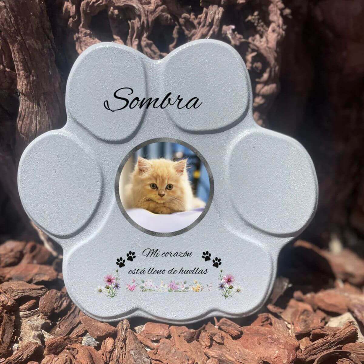 Lápida con forma de huella de piedra personalizada en gris tamaño mediano, sin soporte. Incluye ejemplo con la foto de tu gato, su nombre y un Mensaje. Un recuerdo único y emotivo para honrar su memoria.
