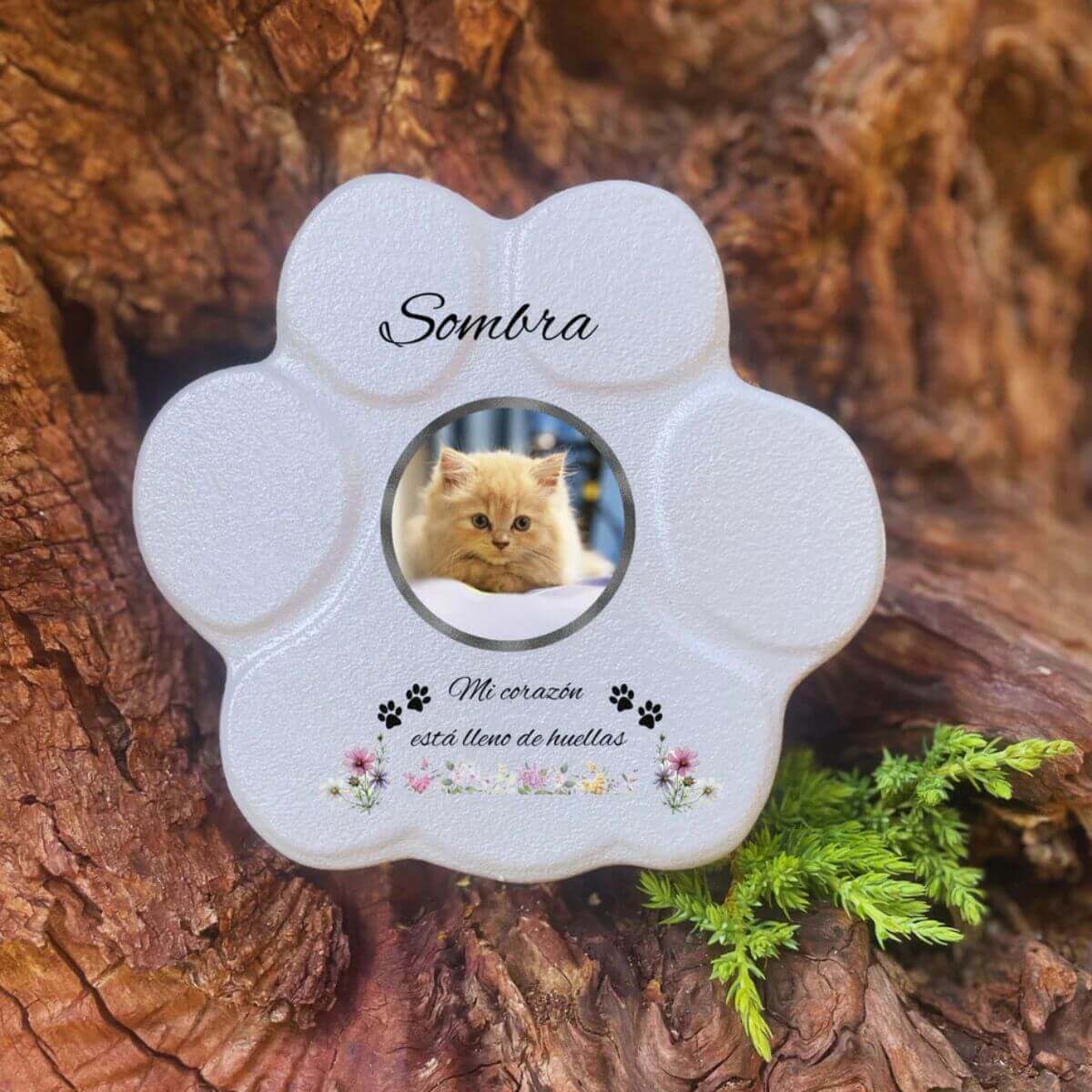 Lápida con forma de huella de piedra personalizada en gris tamaño pequeno, sin soporte. Incluye ejemplo con la foto de tu gato, su nombre y un Mensaje. Un recuerdo único y emotivo para honrar su memoria.