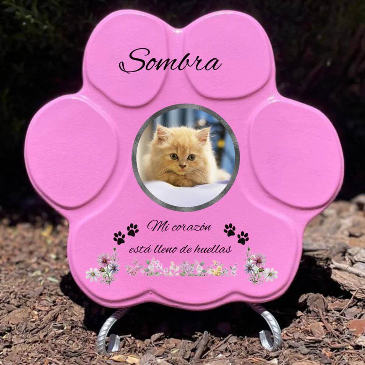 Lápida con forma de huella de piedra personalizada en rosa tamaño grande, con soporte. Incluye ejemplo con la foto de tu gato, su nombre y un Mensaje. Un recuerdo único y emotivo para honrar su memoria.

