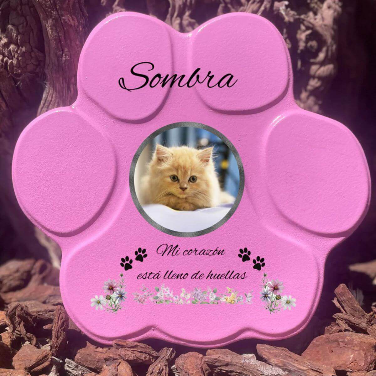 Lápida con forma de huella de piedra personalizada en rosa tamaño grande, sin soporte. Incluye ejemplo con la foto de tu gato, su nombre y un Mensaje. Un recuerdo único y emotivo para honrar su memoria.

