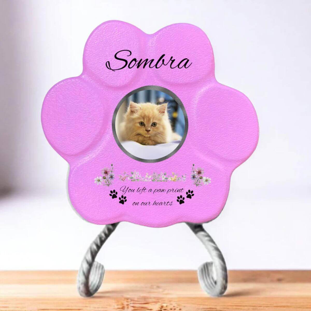 Lápida con forma de huella de piedra personalizada en rosa tamaño pequeno, con soporte. Incluye ejemplo con la foto de tu gato, su nombre y un Mensaje. Un recuerdo único y emotivo para honrar su memoria.