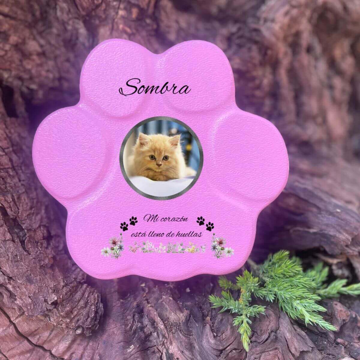 Lápida con forma de huella de piedra personalizada en rosa tamaño pequeno, sin soporte. Incluye ejemplo con la foto de tu gato, su nombre y un Mensaje. Un recuerdo único y emotivo para honrar su memoria.
