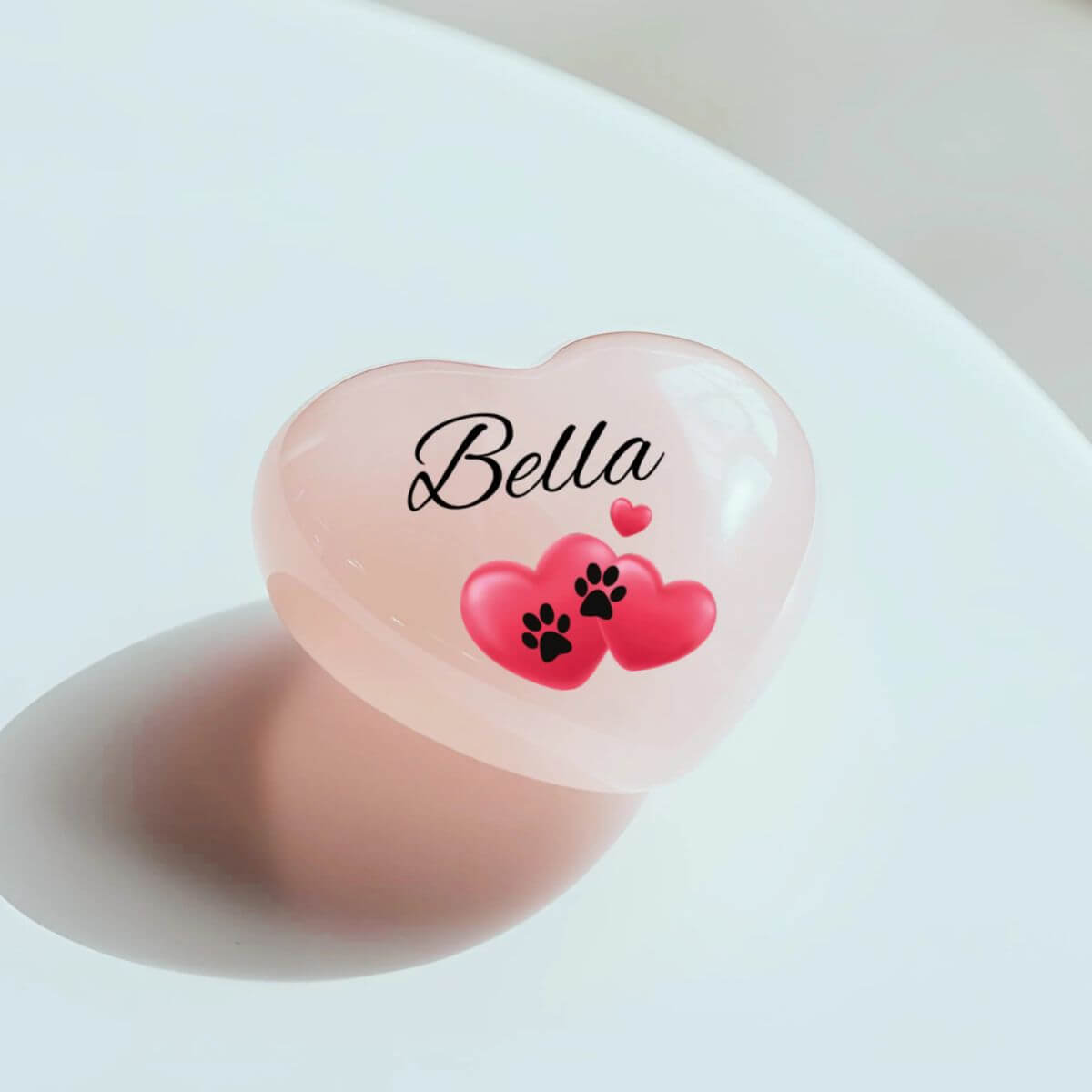 Frente de corazón de cuarzo rosa personalizado con nombre y huellas, ideal como recuerdo decorativo para amantes de mascotas.
