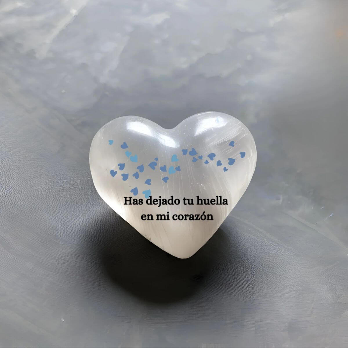 Parte trasera del corazón de selenita personalizado con la frase “Has dejado tu huella en mi corazón”. Recuerdo decorativo para amantes de mascotas.

