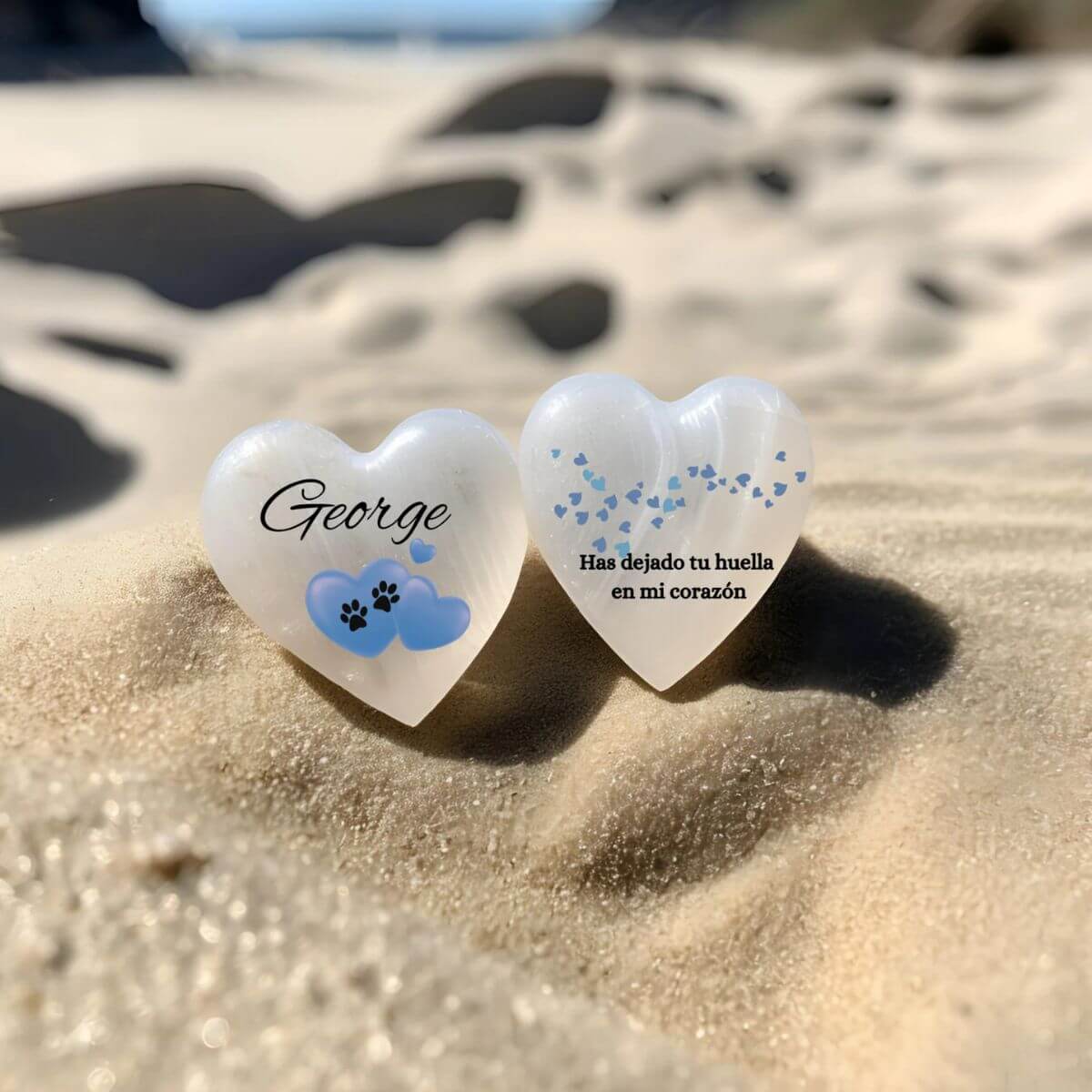Corazón de selenita personalizado con nombre y frase, mostrado por ambos lados. Regalo emotivo para mascotas, ideal para decorar con armonía.