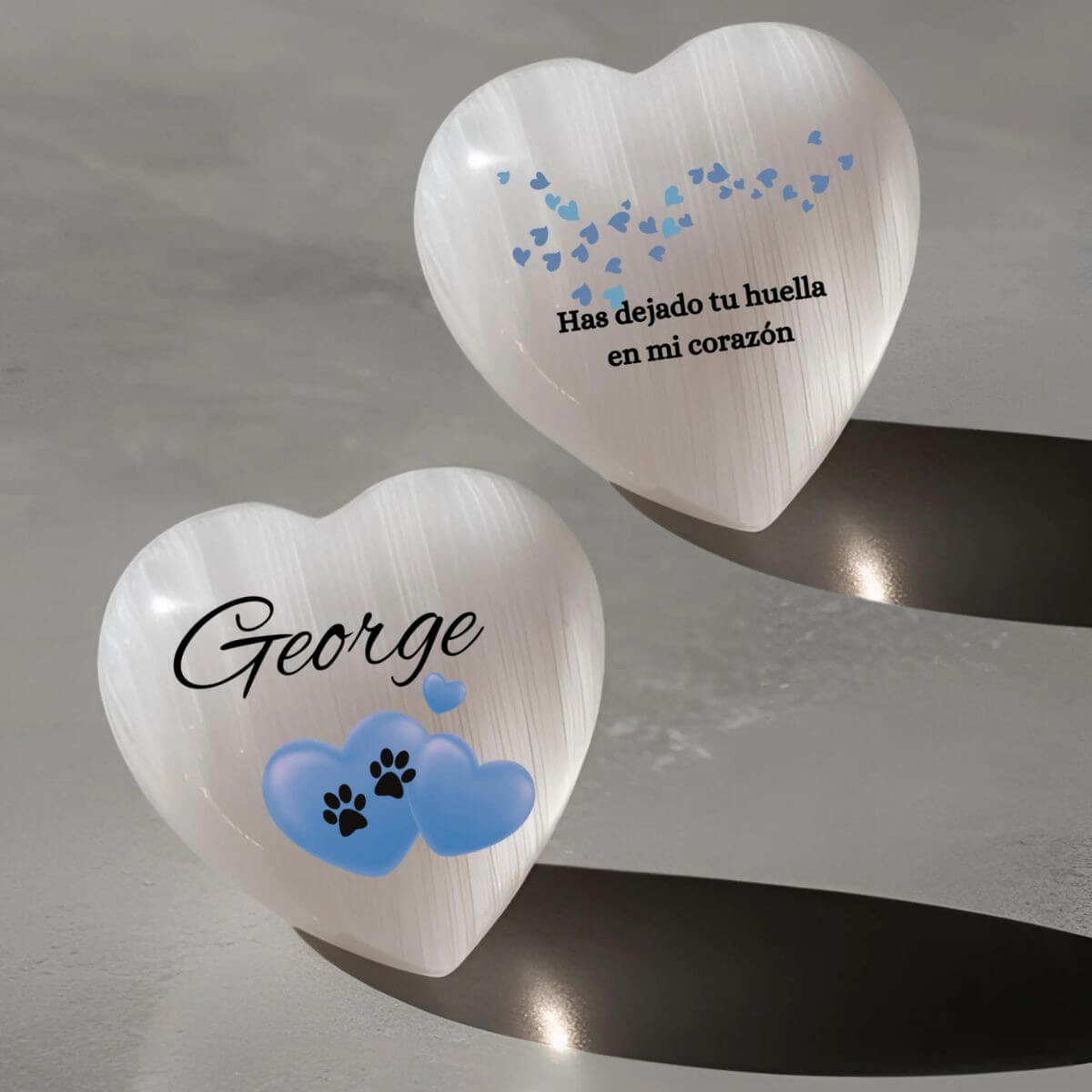 Corazón de selenita personalizado mostrado por ambos lados, con nombre, huellas y frase emotiva. Recuerdo decorativo para amantes de mascotas.