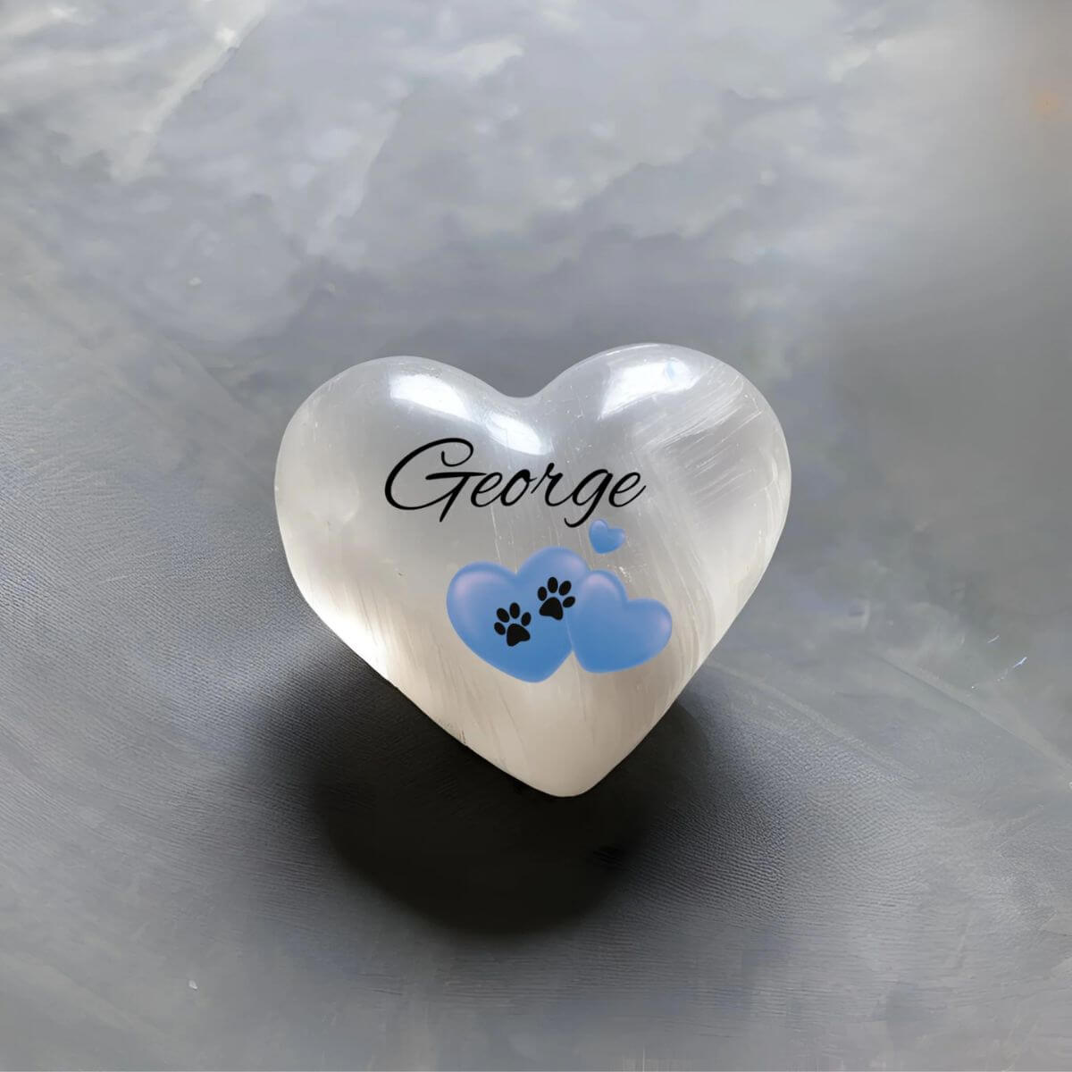 Frente del corazón de selenita personalizado con nombre y huellas, ideal como recuerdo decorativo para amantes de mascotas.

