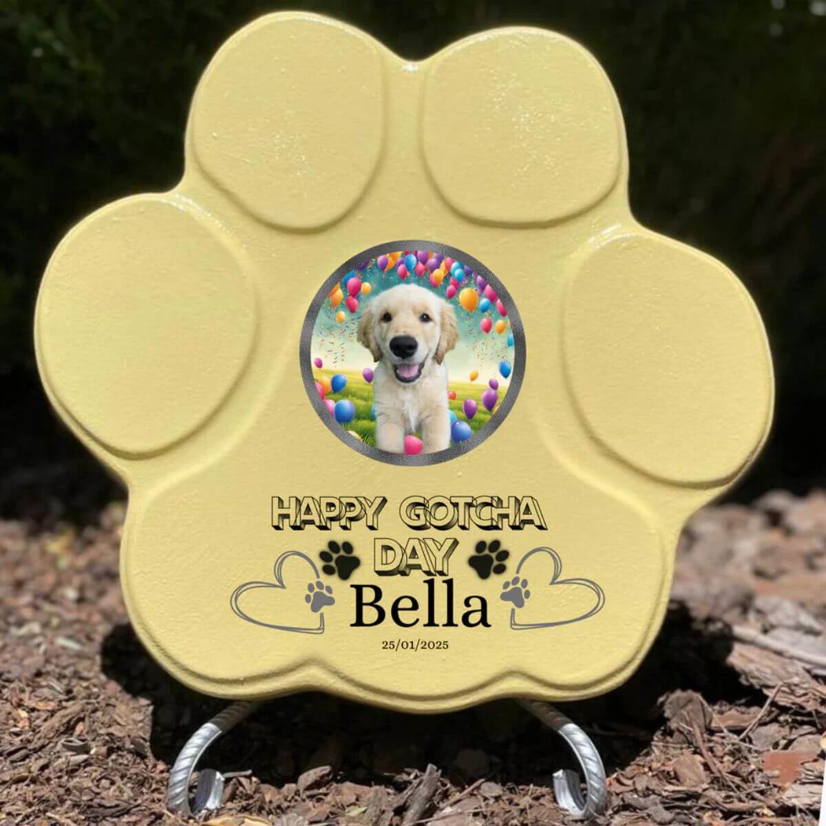Imagen de la huella de piedra personalizada grande amarillo con soporte, con foto, nombre y mensaje happy gotcha day— regalo ideal para amantes de las mascotas.


