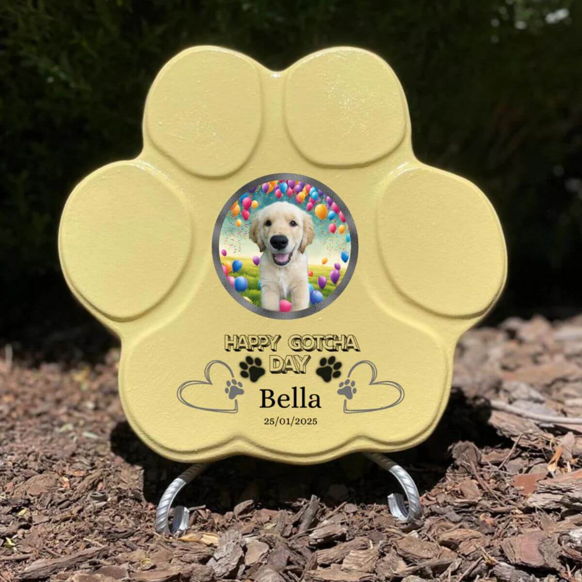 Imagen de la huella de piedra personalizada mediano amarillo con soporte, con foto, nombre y mensaje happy gotcha day— regalo ideal para amantes de las mascotas.

