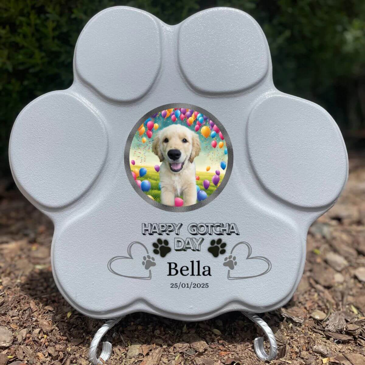 Imagen de la huella de piedra personalizada grande gris con soporte, con foto, nombre y mensaje happy gotcha day— regalo ideal para amantes de las mascotas.

