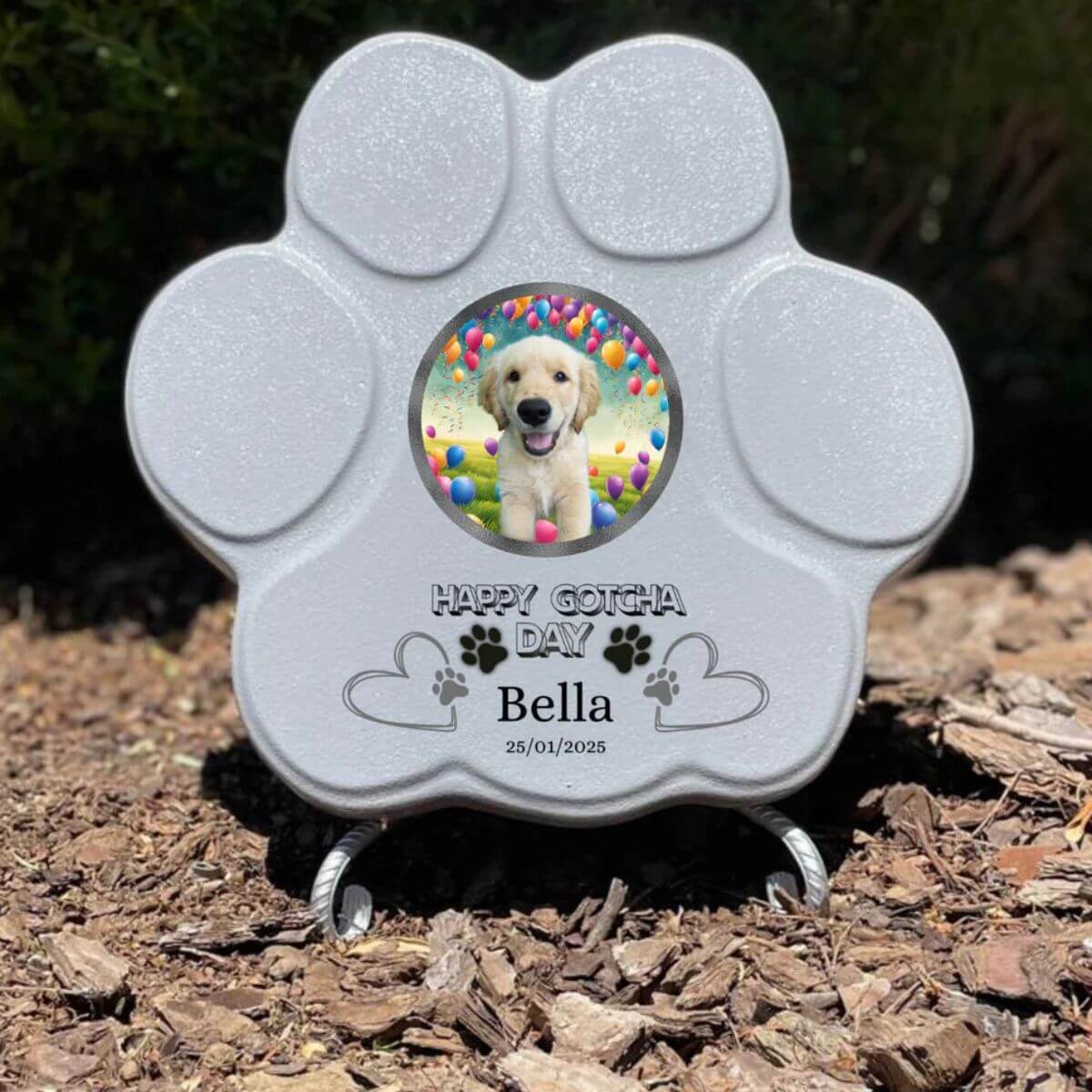 Imagen de la huella de piedra personalizada mediano gris con soporte, con foto, nombre y mensaje happy gotcha day— regalo ideal para amantes de las mascotas.

