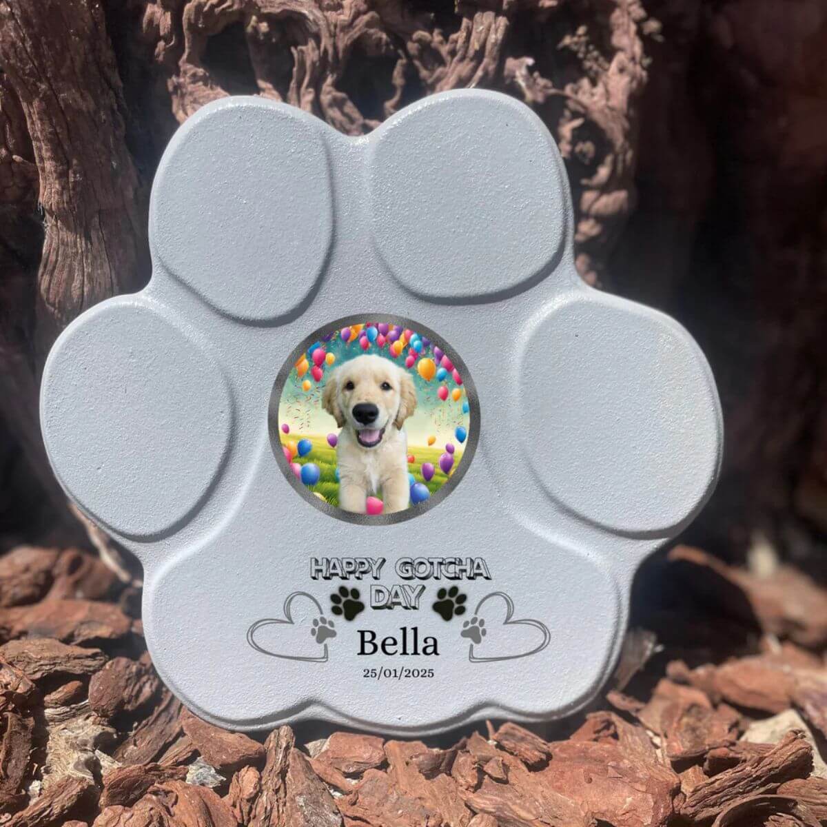Imagen de la huella de piedra personalizada mediano gris sin soporte, con foto, nombre y mensaje happy gotcha day— regalo ideal para amantes de las mascotas.

