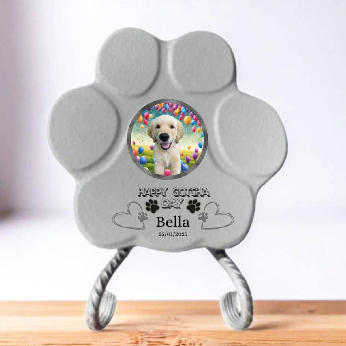 Imagen de la huella de piedra personalizada Pequeno gris con soporte, con foto, nombre y mensaje happy gotcha day— regalo ideal para amantes de las mascotas.

