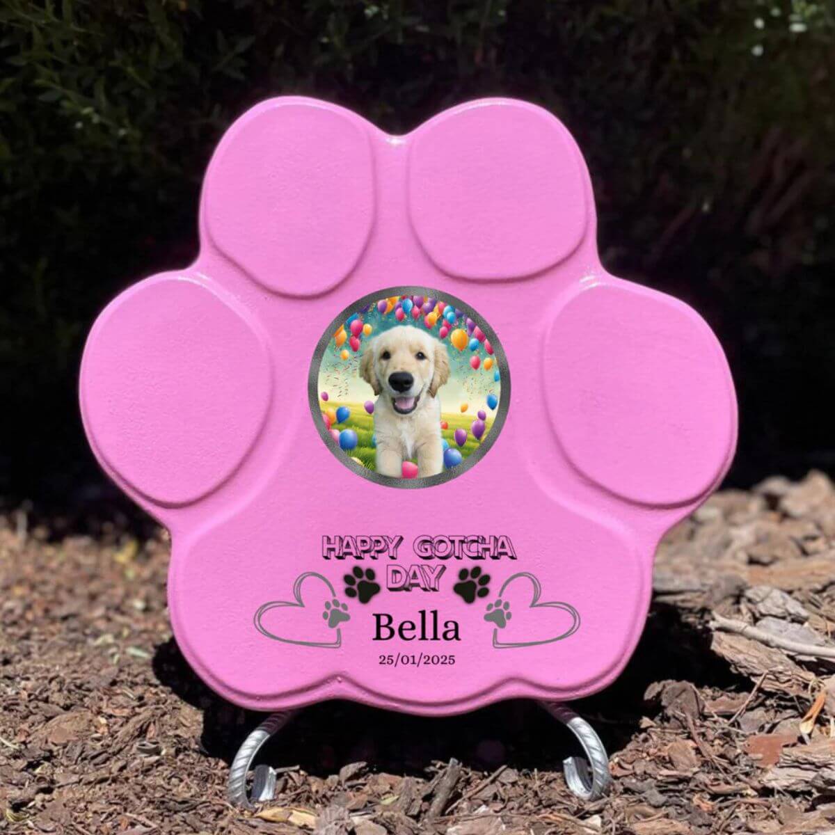 Imagen de la huella de piedra personalizada mediano rosa  con soporte, con foto, nombre y mensaje happy gotcha day— regalo ideal para amantes de las mascotas.

