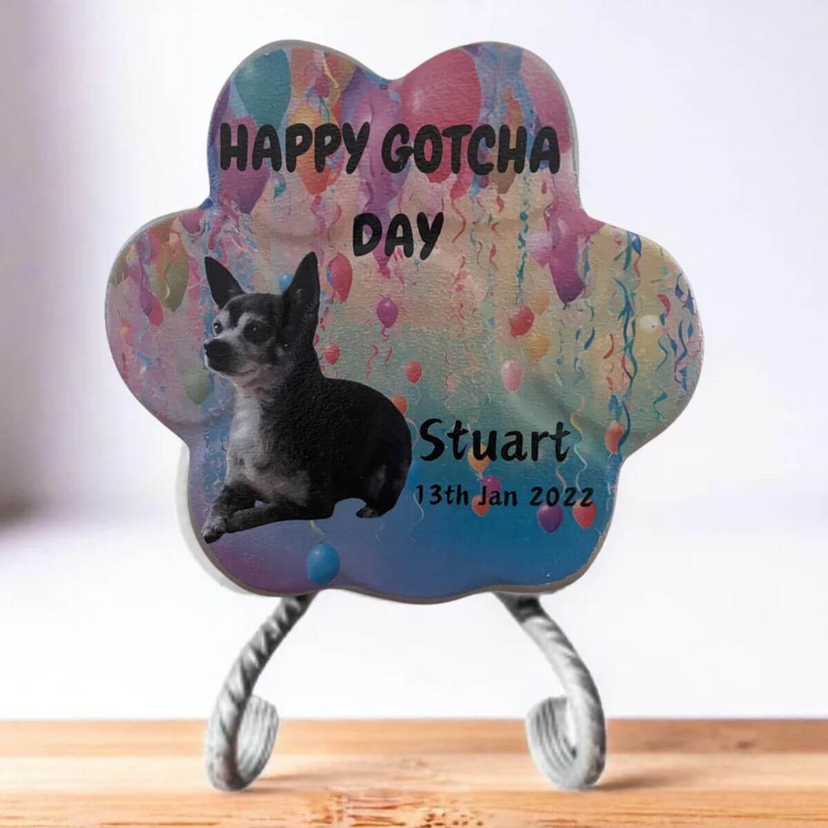 Imagen de la huella de piedra personalizada en su soporte, con foto, nombre y mensaje 'Feliz Día, Te Tengo' — regalo ideal para amantes de las mascotas.