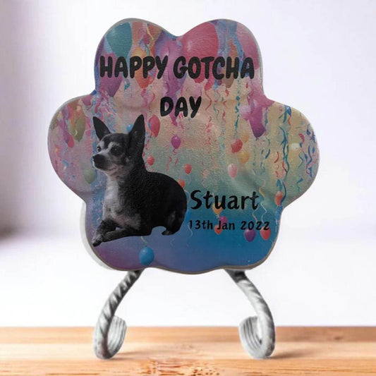 Imagen de la huella de piedra personalizada en su soporte, con foto, nombre y mensaje 'Feliz Día, Te Tengo' — regalo ideal para amantes de las mascotas.