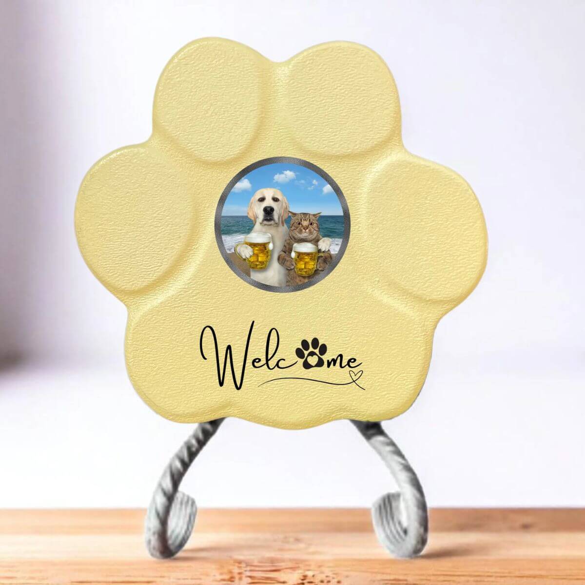 Huella personalizada amarillo pequeña con soporte, incluye imagen divertida de perro y gato. Regalo original y único para amantes de mascotas.
