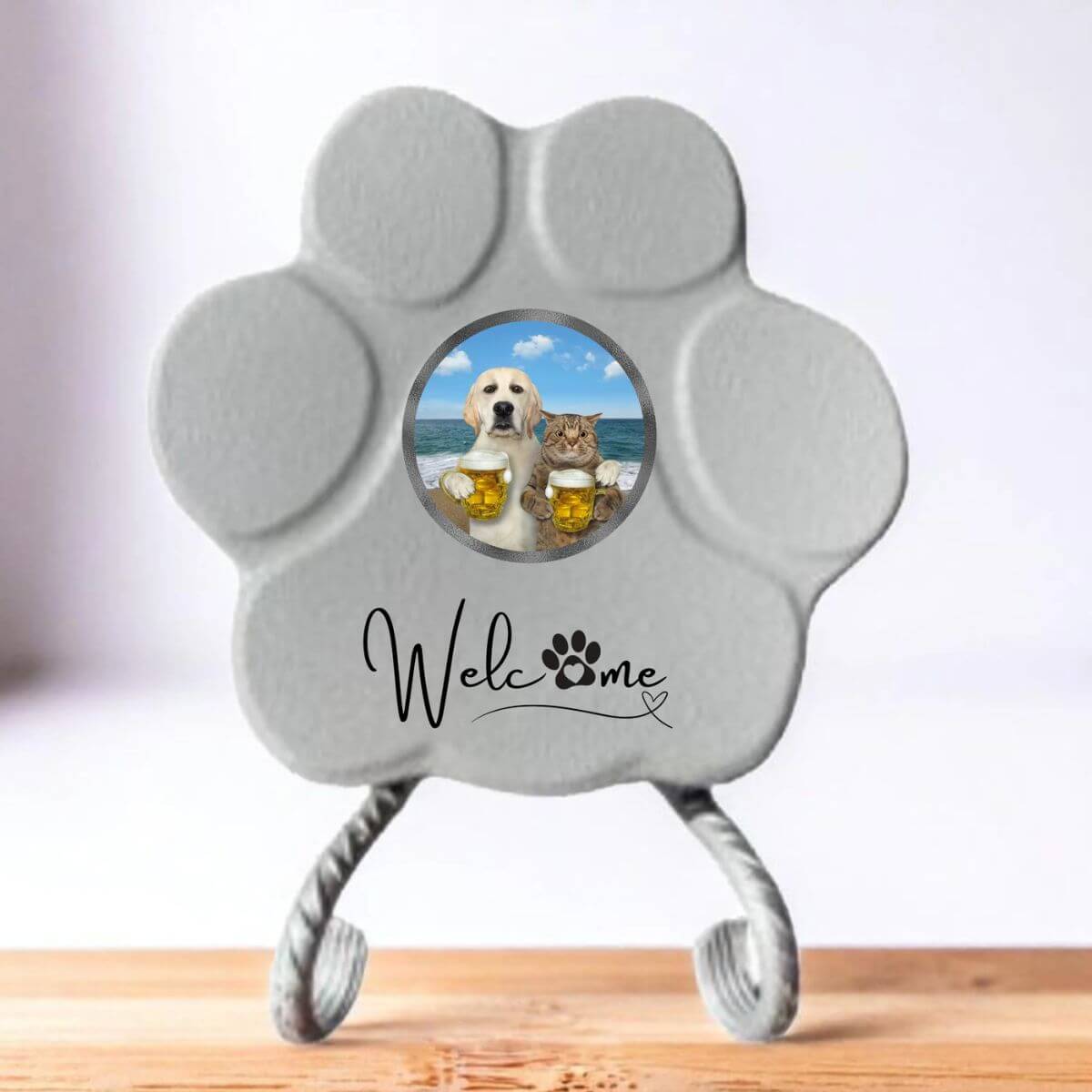 Huella personalizada gris pequeña con soporte, incluye imagen divertida de perro y gato. Regalo original y único para amantes de mascotas.
