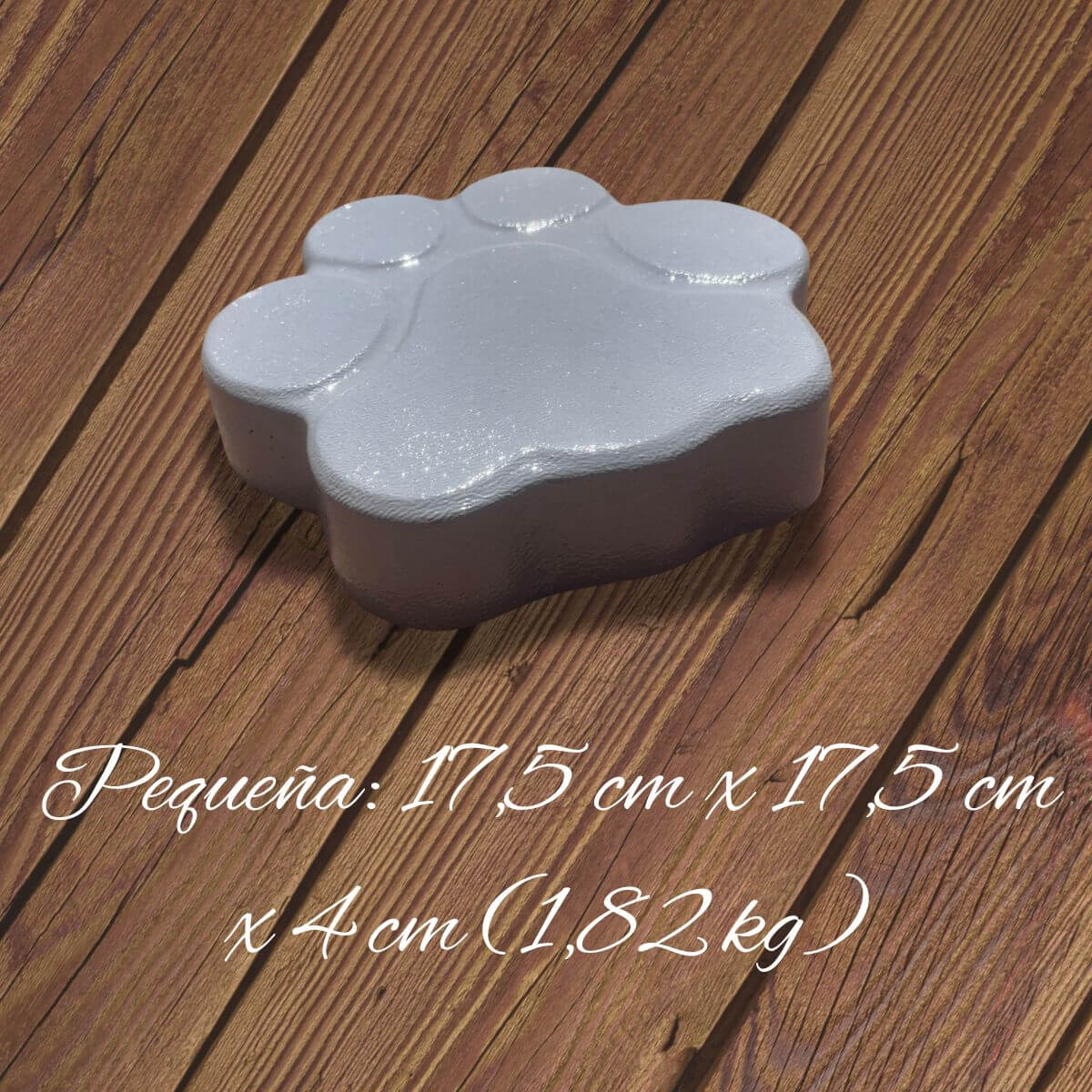 Huella de hormigón gris en vista 3D con pequena : 17.5 cm x 17.5 cm x 4 cm (1.82 kg), perfecta como paso decorativo para exteriores.